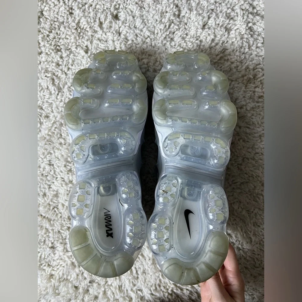 Men’s 7.5/ Women’s 9.5 Nike Air VaporMax Plus Sneakers - Picture 2 of 7